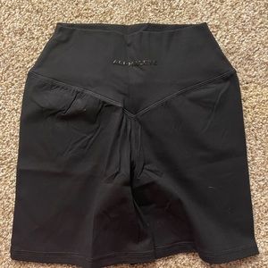 Alphalete Women’s alphalux wonder short 6” size small black